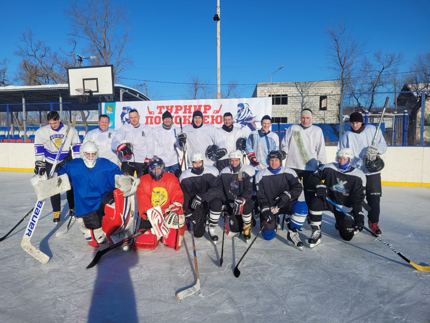 Хоккейная команда "Лавина" приняла участие в Открытом турнире по дворовому хоккею среди любительских команд на кубок главы Владивостока
